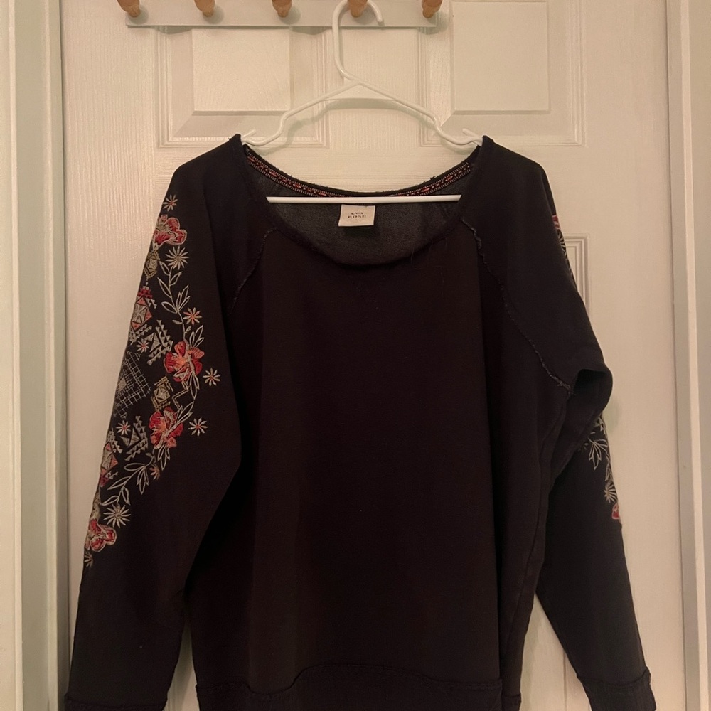 Knox Rose Brown sweater with embroidered sleeves
